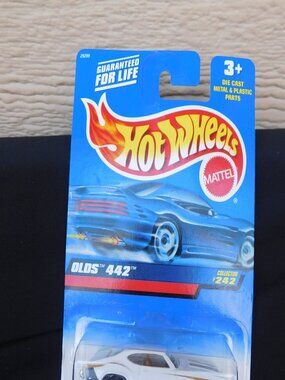 Mattel Hot Wheels 1:64 scale 2000 Collector #242 Olds 442 in white